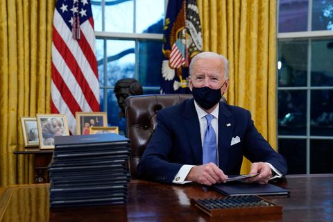 US-Präsident Joe Biden bereitet sich auf die Unterzeichnung seiner ersten Anordnungen im Oval Office des Weißen Hauses vor.