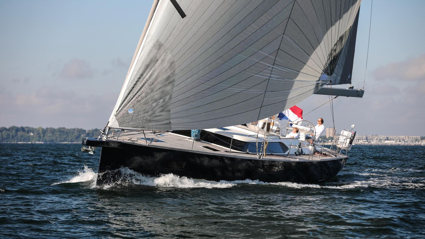 Preisverleihung: In der Rubrik Luxury Cruiser liegt die Contest 55 CS vorn. "Nicht nur ein Boot – eine echte Yacht", so lautet das Urteil der Jury. "Allumfassender, kompromissloser Luxus“, heißt es weiter. Die neue 55 CS strahlte eine einzigartige Aura aus – eine Yacht mit echtem Wow-Effekt. In der Rubrik Luxury Cruiser liegt die Contest 55 CS vorn. "Nicht nur ein Boot – eine echte Yacht", so lautet das Urteil der Jury. "Allumfassender, kompromissloser Luxus“, heißt es weiter. Die neue 55 CS strahlte eine einzigartige Aura aus – eine Yacht mit echtem Wow-Effekt.
