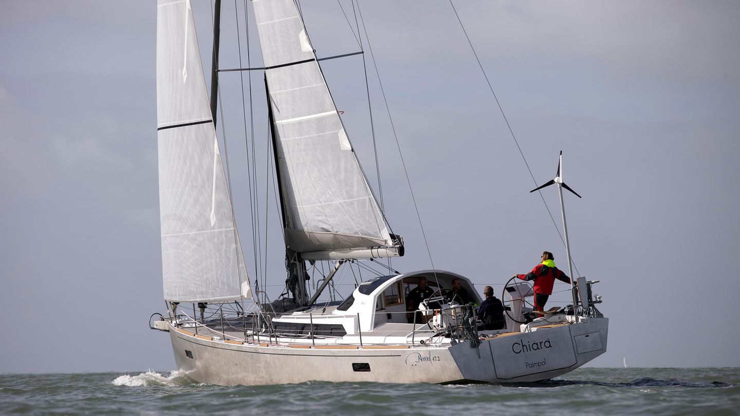 "So funktional wie ein Schweizer Offiziersmesser", sagt die Jury. Die Langfahrtyacht Boréal 47.2  aus der Bretagne holt sich 2021 den Sieg in der Kategorie Bluewater Cruiser. Ihrem markanten "Aluminium"-Look stehen moderne Konstruktionsmerkmale gegenüber: breites Heck und ein Doppelsteuerstand. Darüber hinaus glänzt die 47.2 an wie unter Deck mit einer ausgefallenen Ergonomie.