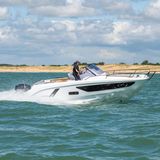 In der Klasse Motorboote bis 10 Meter liegt die Beneteau Flyer 9 vorn. Ein wahres Multitalent für die gesamte Familie, sagt die Jury. Sie bietet sehr viel Platz, verfügt über eine herunterklappbare Bordwand und kombiniert sichere Fahreigenschaften mit einem hohen Maß an Komfort.