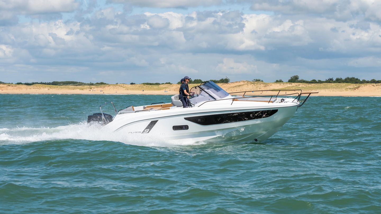 In der Klasse Motorboote bis 10 Meter liegt die Beneteau Flyer 9 vorn. Ein wahres Multitalent für die gesamte Familie, sagt die Jury. Sie bietet sehr viel Platz, verfügt über eine herunterklappbare Bordwand und kombiniert sichere Fahreigenschaften mit einem hohen Maß an Komfort.