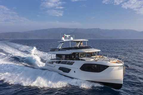 In der Klasse Motoryachten bis 20 Meter Bootslänge entschied sich die Jury für die Absolute Navetta 64. Sie verkörpere die perfekte Kombination einer Flybridge-Motoryacht mit einem Explorer. Große Fensterfronten sowie die innovative Umsetzung der Heckkabine mit direktem Zugang zur Badeplattform vermitteln laut Jury-Urteil "ein einzigartiges Lebensgefühl auf dem Wasser".
