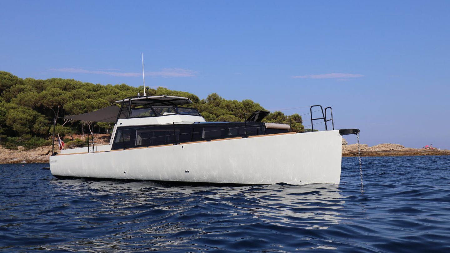 In der Verdrängerklasse geht der Preise an die Turbocraft Silverfin. Die Jury sagt: "Mit der Silverfin feiert die Schweizer Werft ein gelungenes Comeback. Das Design greift gezielt Stilelemente klassischer Motoryachten auf und übersetzt sie in die heutige Zeit. Gute Seegängigkeit und eine für diese Bootsklasse hohe Reichweite bei gleichzeitig hohen Marschgeschwindigkeiten verleihen ihr das Prädikat "Passagemaker"."