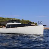 In der Verdrängerklasse geht der Preise an die Turbocraft Silverfin. Die Jury sagt: "Mit der Silverfin feiert die Schweizer Werft ein gelungenes Comeback. Das Design greift gezielt Stilelemente klassischer Motoryachten auf und übersetzt sie in die heutige Zeit. Gute Seegängigkeit und eine für diese Bootsklasse hohe Reichweite bei gleichzeitig hohen Marschgeschwindigkeiten verleihen ihr das Prädikat "Passagemaker"."