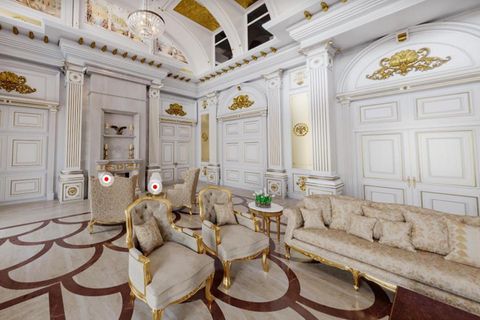 Das sogenannte Lesezimmer im Palast von Wladimir Putin ist ganz in Weiß und Gold gehalten 