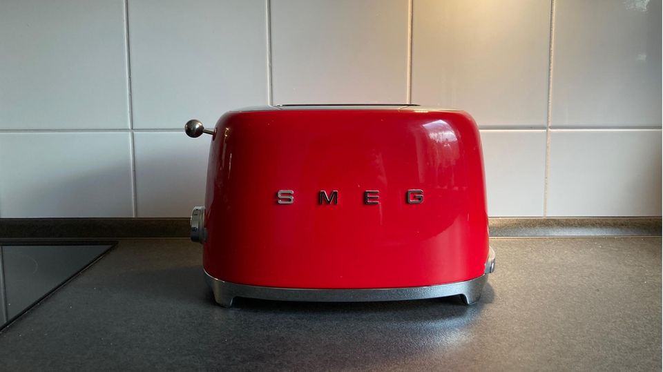 Geschenke, die man sich selbst nie kaufen würde: roter Toaster auf einer Arbeitsplatte