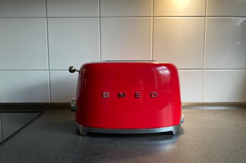 Geschenke, die man sich selbst nie kaufen würde: roter Toaster auf einer Arbeitsplatte