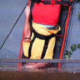 Sam Dylan hält sich die Nase zu, um nicht zu viel von der stinkenden Brühe abzubekommen.