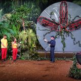 Der Grund wird bei diesem Bild klar: Die drei müssen ins "Un-Glücksrad"​​​​​. Insgesamt zehn Sterne können sie dabei erspielen. Wie genau, das erklärt ihnen Dr. Bob: Die Kandidaten werden an dem großen Rad festgeschnallt.