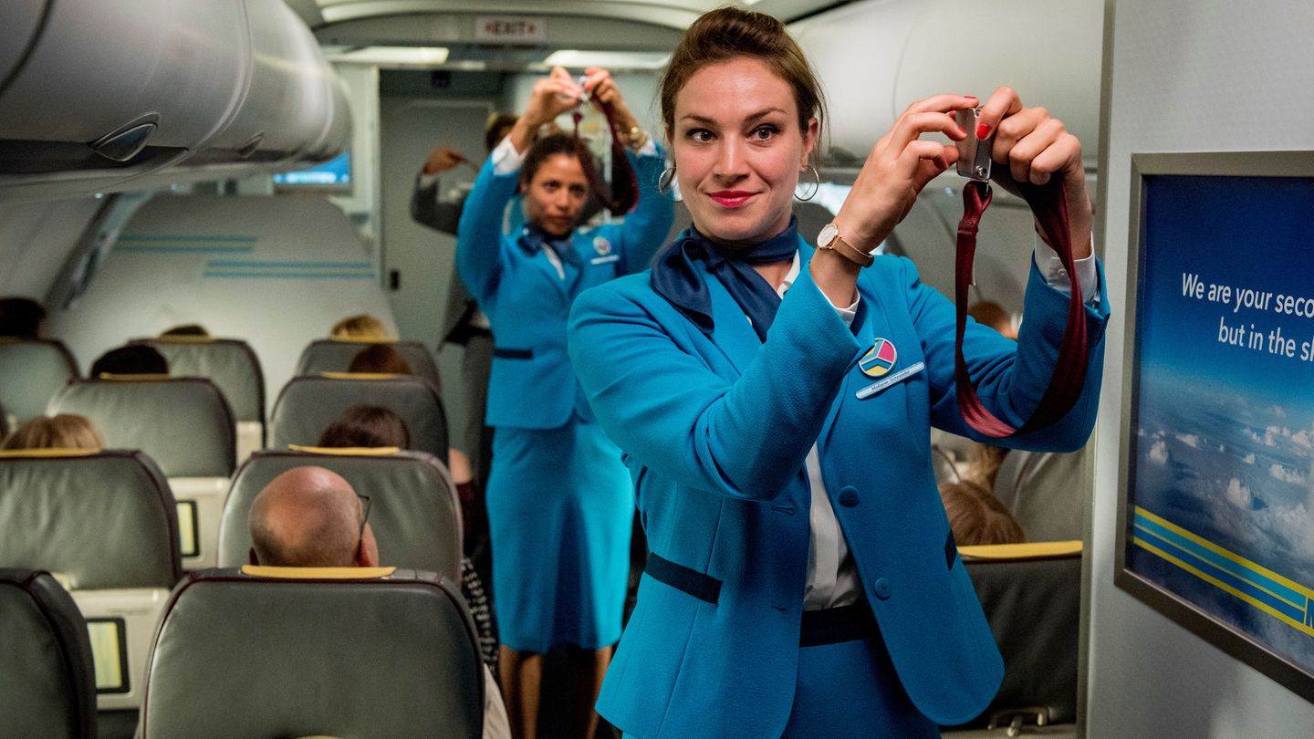 Um schnell wieder Fuß zu fassen, absolviert sie eine Ausbildung zur Flugbegleiterin. Doch damit beginnen ihre Probleme erst recht. Für ihre überzeugende Darstellung erhielt Franziska Hartmann 2020 eine Nominierung für den Deutschen Schauspielpreis und wurde von der Deutschen Akademie für Fernsehen (DAfF) für die beste Hauptrolle ausgezeichnet