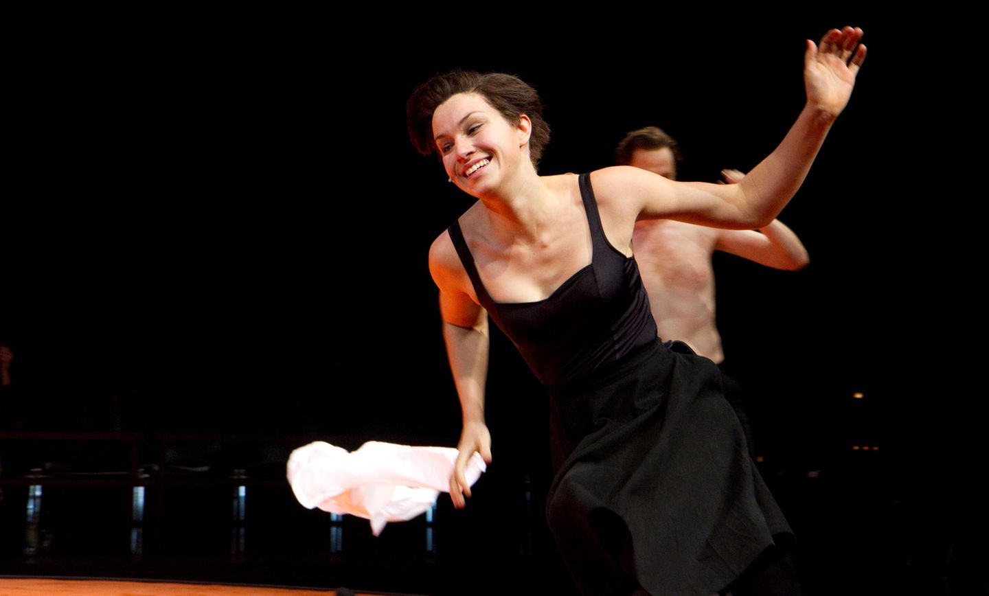 Ab 2009 gehörte Franziska Hartmann neun Jahre lang dem Ensemble des Thalia Theaters in Hamburg an. 2011 spielte sie in Jette Steckels Inszenierung von Albert Camus' Roman "Der Fremde" mit, darin mussten die Schauspieler auf einer rotierenden Bühne ständig in Bewegung bleiben