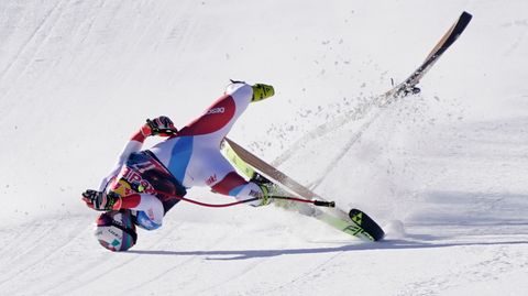 Urs Kryenbühls Körper verdreht sich während des Sturzes. Swiss Ski teilte mit, dass er nach ersten Untersuchungen eine Gehirnerschütterung, einen Bruch des rechten Schlüsselbeines sowie einen Riss des Kreuz- und Innenbandes im rechten Knie zugezogen hat