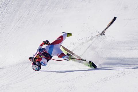 Urs Kryenbühls Körper verdreht sich während des Sturzes. Swiss Ski teilte mit, dass er nach ersten Untersuchungen eine Gehirnerschütterung, einen Bruch des rechten Schlüsselbeines sowie einen Riss des Kreuz- und Innenbandes im rechten Knie zugezogen hat