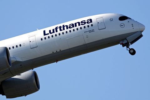 Ein Airbus A350-900 der  Lufthansa startet