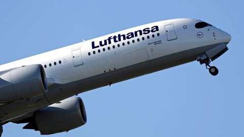 Ein Airbus A350-900 der  Lufthansa startet