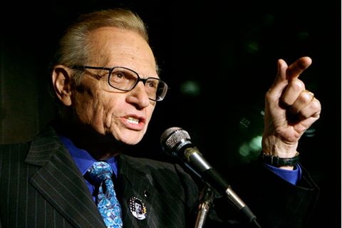 Talkshow-Veteran Larry King spricht zu den Gästen einer Party in New York.