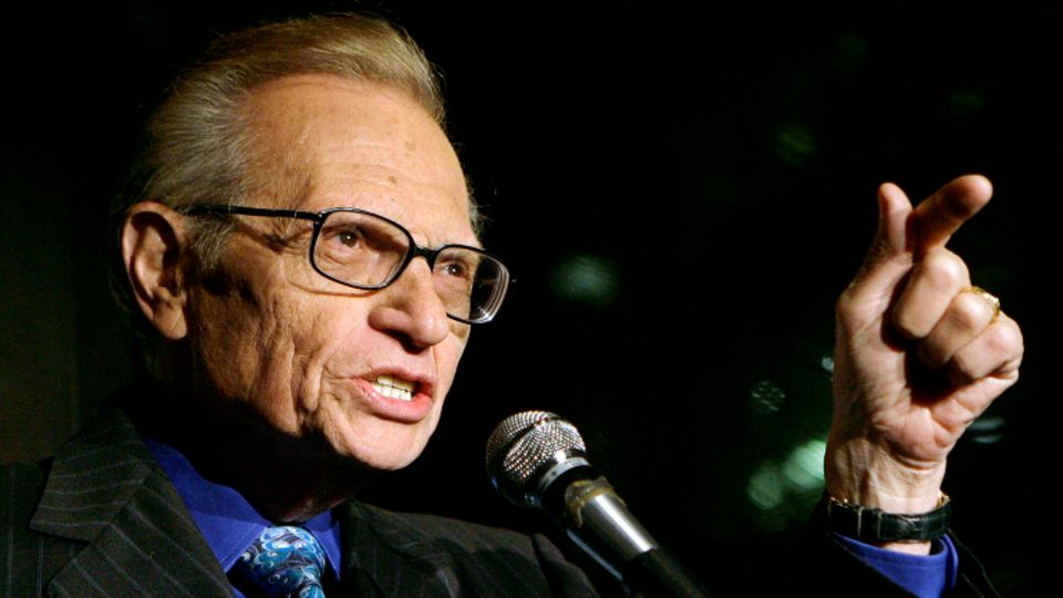 Talkshow-Veteran Larry King spricht zu den Gästen einer Party in New York.