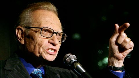 Talkshow-Veteran Larry King spricht zu den Gästen einer Party in New York.