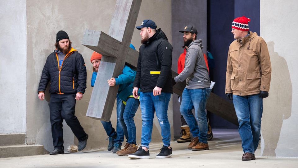 Schauspieler um Frederik Mayet (2.v.l), der die Rolle von Jesus Christus spielt, proben auf der Bühne vom Passionsspielhaus Oberammergau für die Passionsspiele.