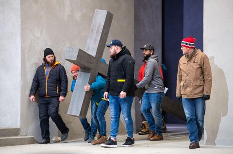 Schauspieler um Frederik Mayet (2.v.l), der die Rolle von Jesus Christus spielt, proben auf der Bühne vom Passionsspielhaus Oberammergau für die Passionsspiele.