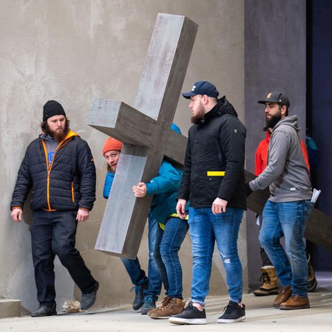 Schauspieler um Frederik Mayet (2.v.l), der die Rolle von Jesus Christus spielt, proben auf der Bühne vom Passionsspielhaus Oberammergau für die Passionsspiele.