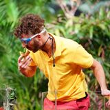 Doch auch Dylan schafft es, das Puzzleteil mit dem Mund herauszufischen.