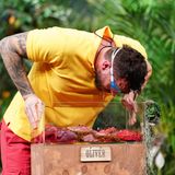 Oliver Sanne darf sich auf stinkende Fleischabfälle freuen. Doch der Ex-Bachelor ist nicht nur bei Frauen furchtlos, sondern auch bei der Prüfung.