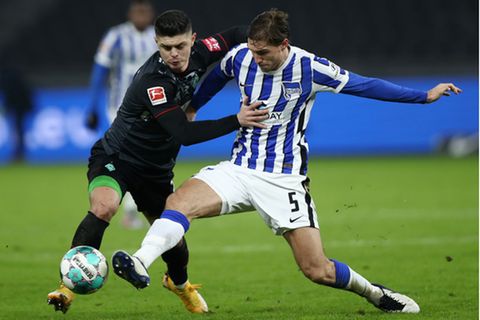 Herthas Niklas Stark im Duell um den Ball mit Milot Rashica von Werder Bremen. Am Ende kassieren die Berliner eine 4:1-Klatsche.