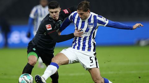 Herthas Niklas Stark im Duell um den Ball mit Milot Rashica von Werder Bremen. Am Ende kassieren die Berliner eine 4:1-Klatsche.