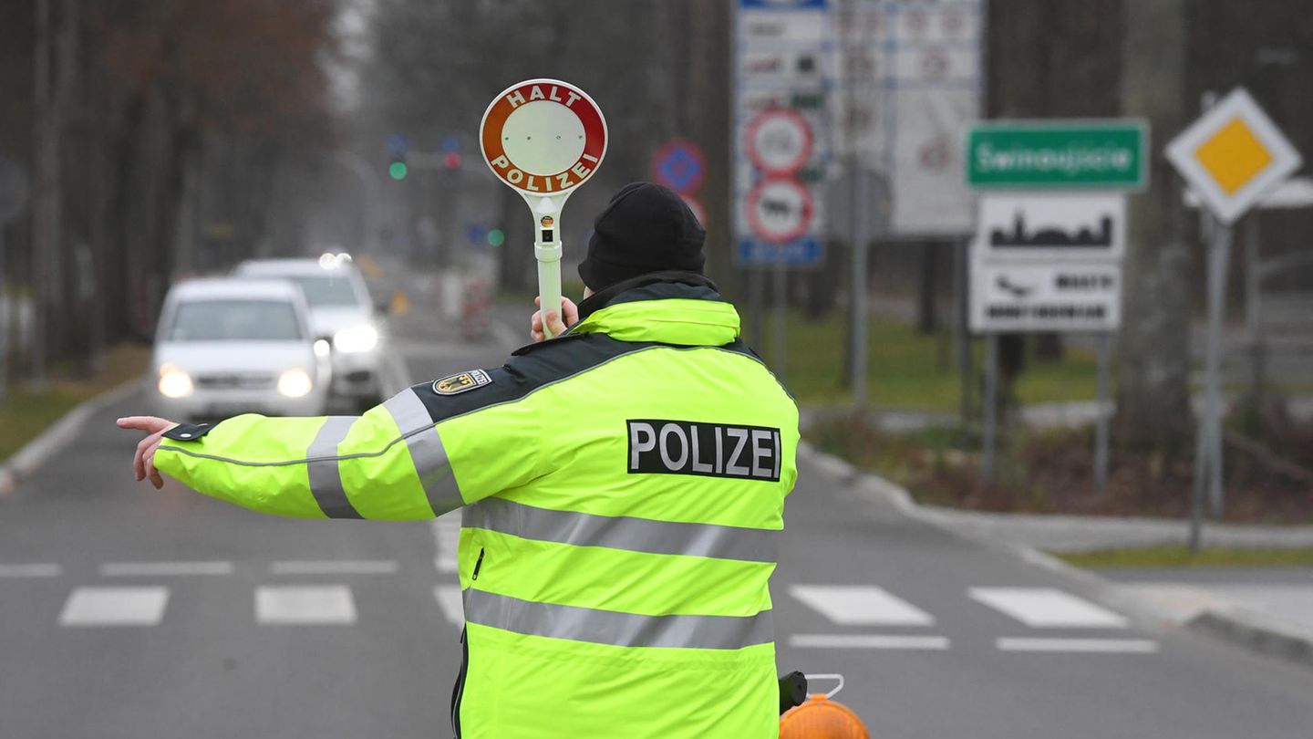 Ein Angehöriger der Bundespolizei regelt am Grenzübergang Ahlbeck den Fahrzeugverkehr aus Polen in Richtung Deutschland