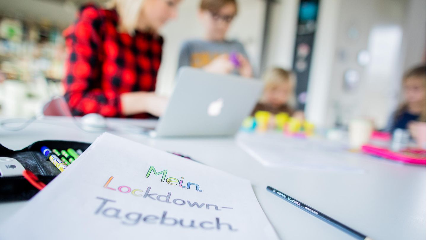 Alte Lehrerin Besorgt Es Ihren Schülern Beim Nachsitzen Alte Lehrerin Besorgt Es Ihren Schülern Beim Nachsitzen