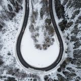Wie ein schwarzes Band schlängelt sich die Straße an der sogenannten "Applauskurve" durch den verschneiten Taunus