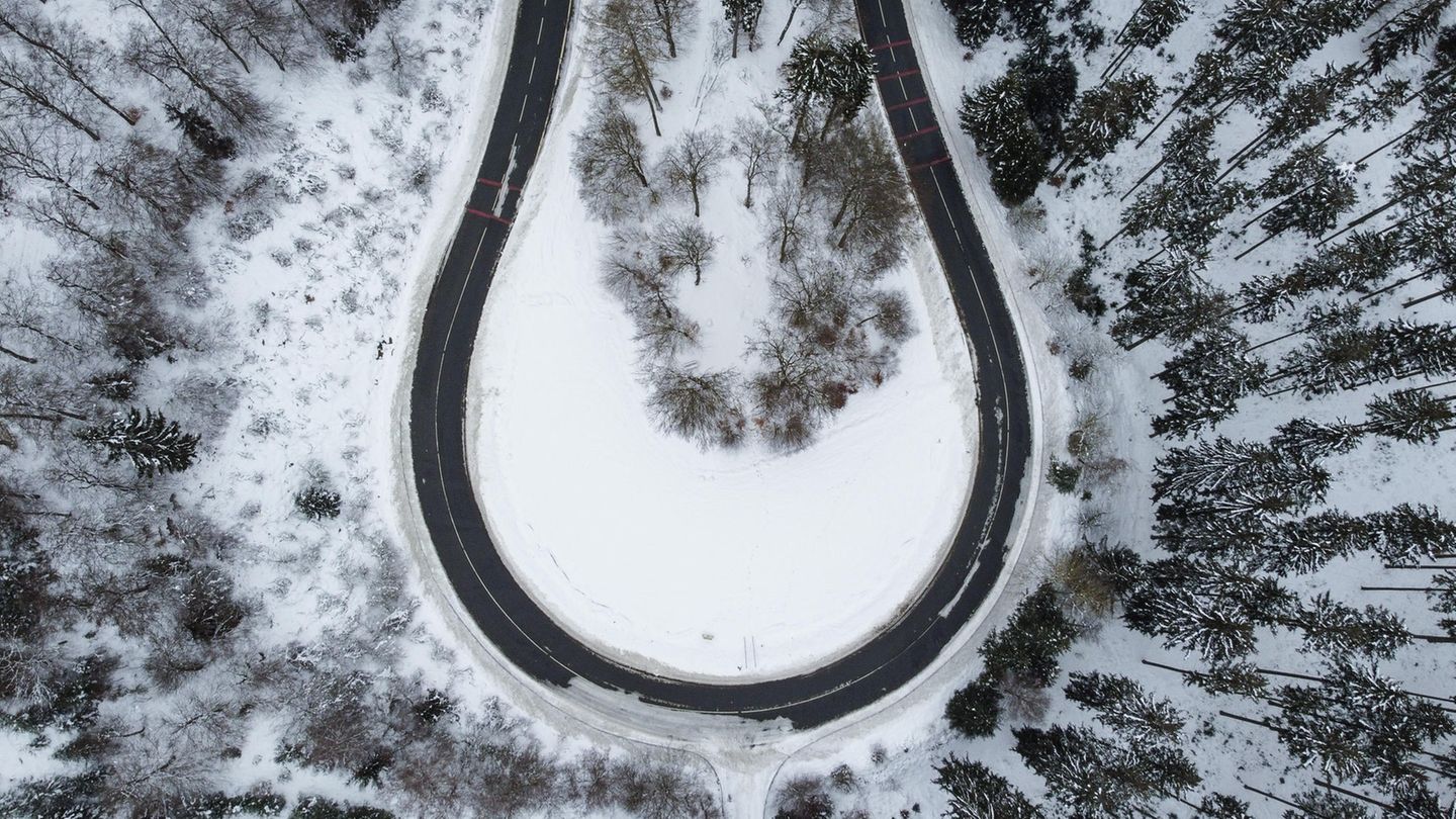 Wie ein schwarzes Band schlängelt sich die Straße an der sogenannten "Applauskurve" durch den verschneiten Taunus