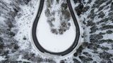 Wie ein schwarzes Band schlängelt sich die Straße an der sogenannten "Applauskurve" durch den verschneiten Taunus