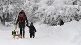 Bei Garmisch-Partenkirchen: An Mutters Hand durch den Neuschnee stapfen