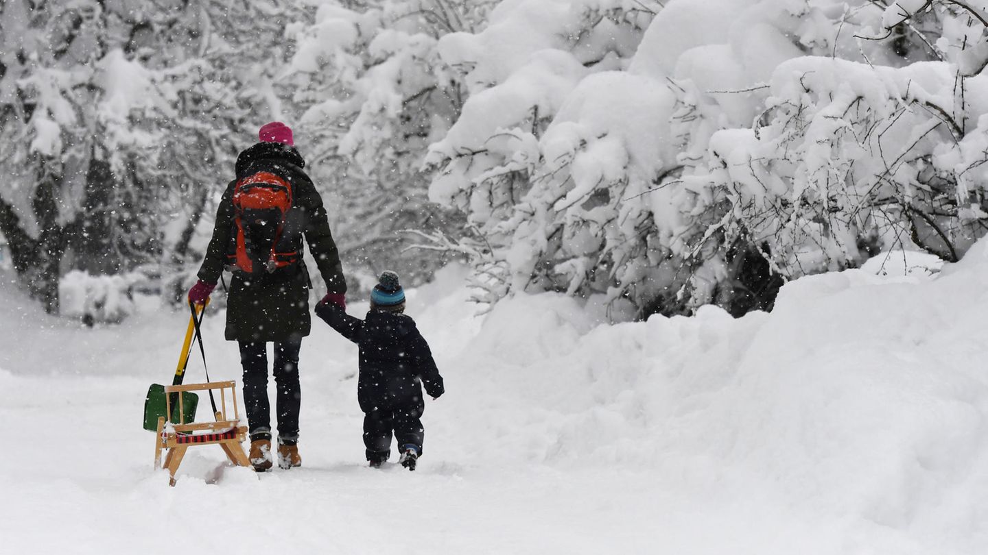 Bei Garmisch-Partenkirchen: An Mutters Hand durch den Neuschnee stapfen
