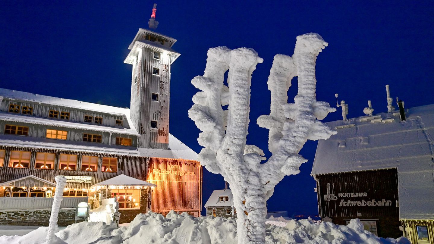 Kein Baum, sondern ein vereister Wegweiser steht auf dem 1215 Meter hohen Fichtelberg. Der Winter hat das Erzgebirge in Sachsen fest in seiner Hand. Mehr über die Fichtelbergbahn im Winter sehen Sie hier.