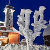 Kein Baum, sondern ein vereister Wegweiser steht auf dem 1215 Meter hohen Fichtelberg. Der Winter hat das Erzgebirge in Sachsen fest in seiner Hand. Mehr über die Fichtelbergbahn im Winter sehen Sie hier.