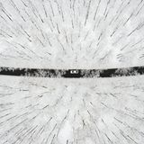 Bei Winterberg in Nordrhein-Westfalen: Ein Auto fährt über eine Straße durch einen verschneiten Wald.