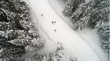 Nur vereinzelt sind Skiläufer auf den Loipen des Harzes unterwegs, wie hier auf diesem Drohnenfoto bei Schierke
