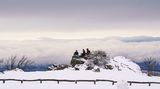Fast schon wie ein Gemälde von Caspar David Friedrich wirkt diese Winterszene mit drei Ausflüglern bei Oberreifenberg in Hessen