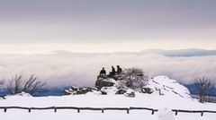 Fast schon wie ein Gemälde von Caspar David Friedrich wirkt diese Winterszene mit drei Ausflüglern bei Oberreifenberg in Hessen