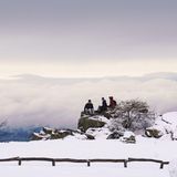 Fast schon wie ein Gemälde von Caspar David Friedrich wirkt diese Winterszene mit drei Ausflüglern bei Oberreifenberg in Hessen