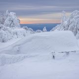 Ob die Spaziergänger beim Großen Feldberg in Hessen ihr Auto wiederfinden werden?
