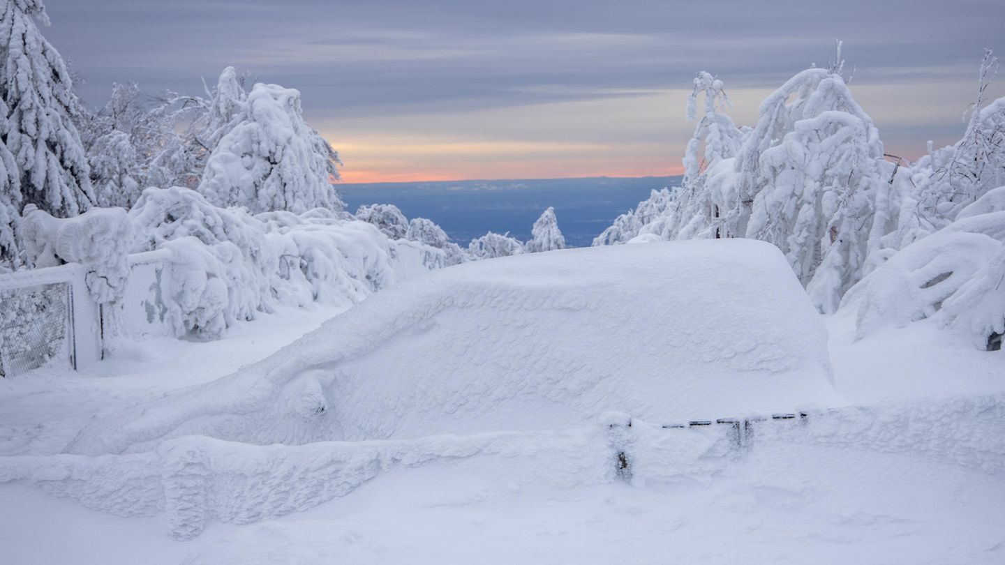 Ob die Spaziergänger beim Großen Feldberg in Hessen ihr Auto wiederfinden werden?