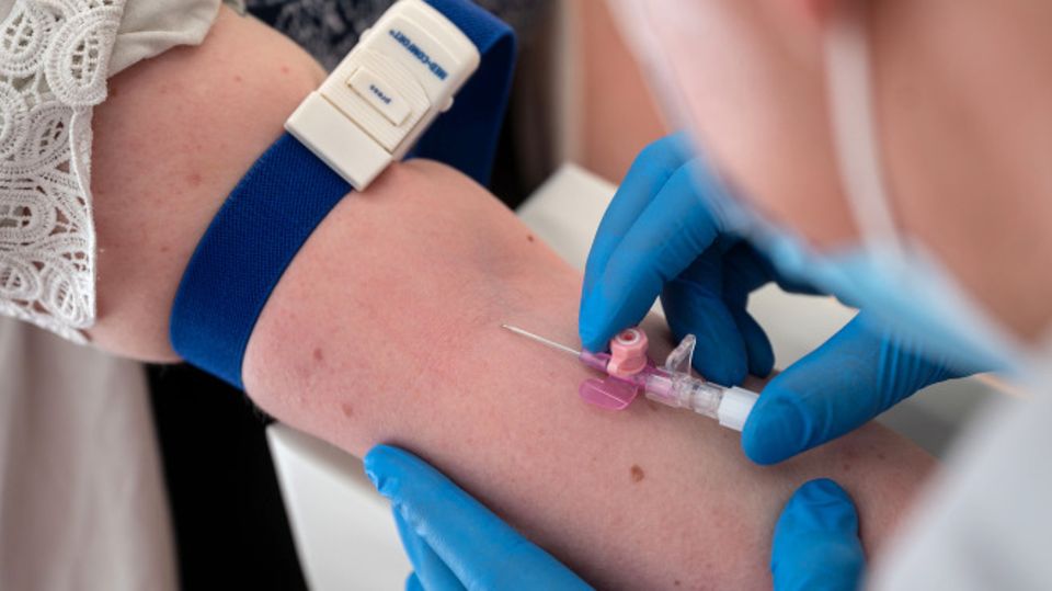 Eine Probandin bekommt in einem Testzentrum des Helmholtz-Zentrum für Infektionsforschung für eine bundesweite Corona-Antikörper-Studie Blut abgenommen