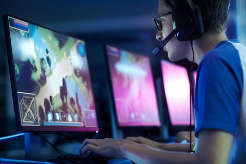 Ein Gamer sitzt vor einem 144-Hertz-Monitor