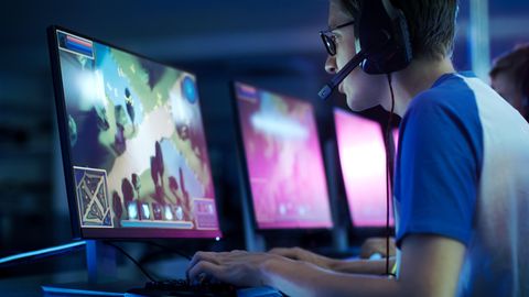 Ein Gamer sitzt vor einem 144-Hertz-Monitor