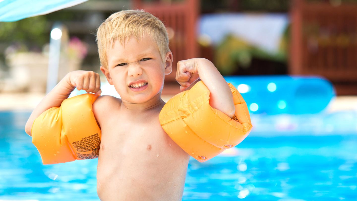Ein Junge mit Schwimmflügeln