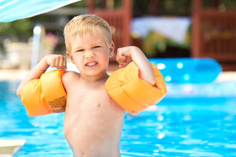 Ein Junge mit Schwimmflügeln
